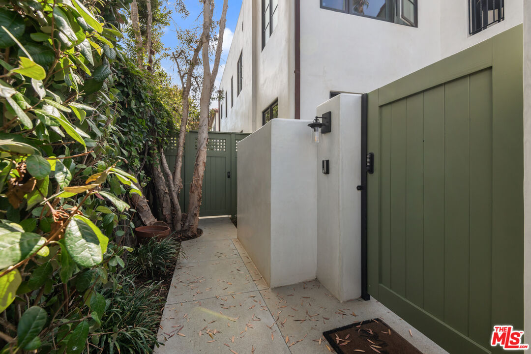 930 Lincoln Blvd Unit: B