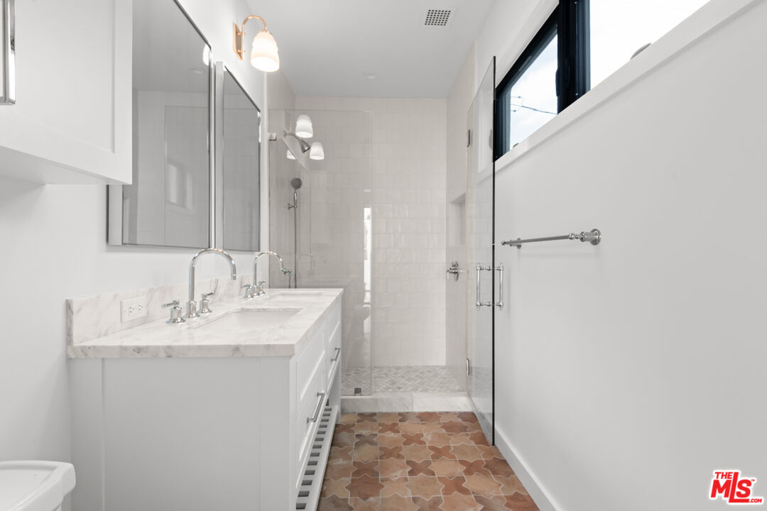 930 Lincoln Blvd Unit: B