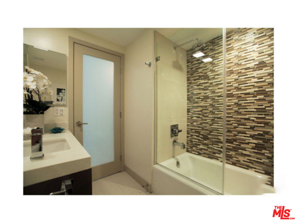 11657 Chenault St Unit: 105