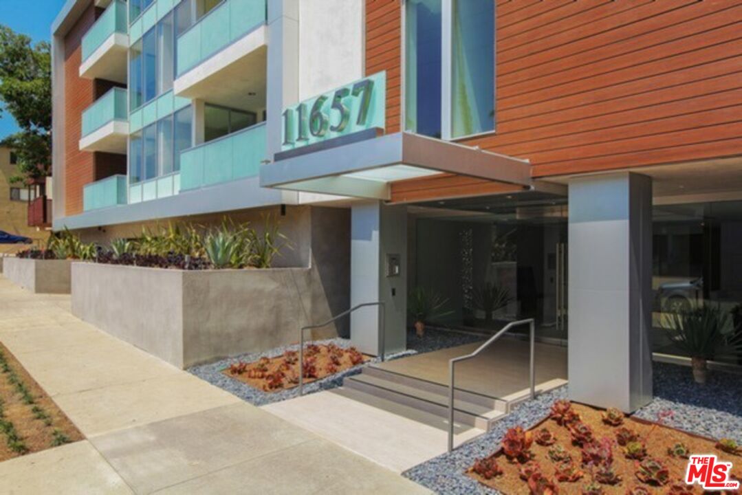 11657 Chenault St Unit: 105