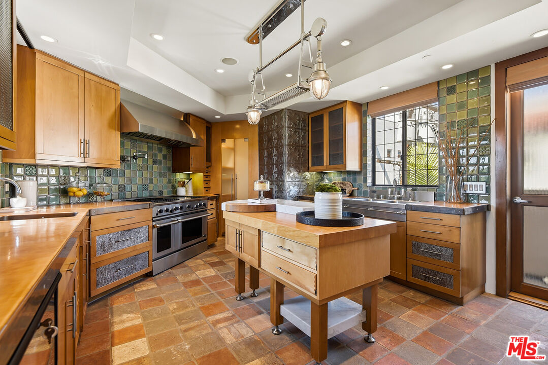450 N Maple Dr Unit: 501