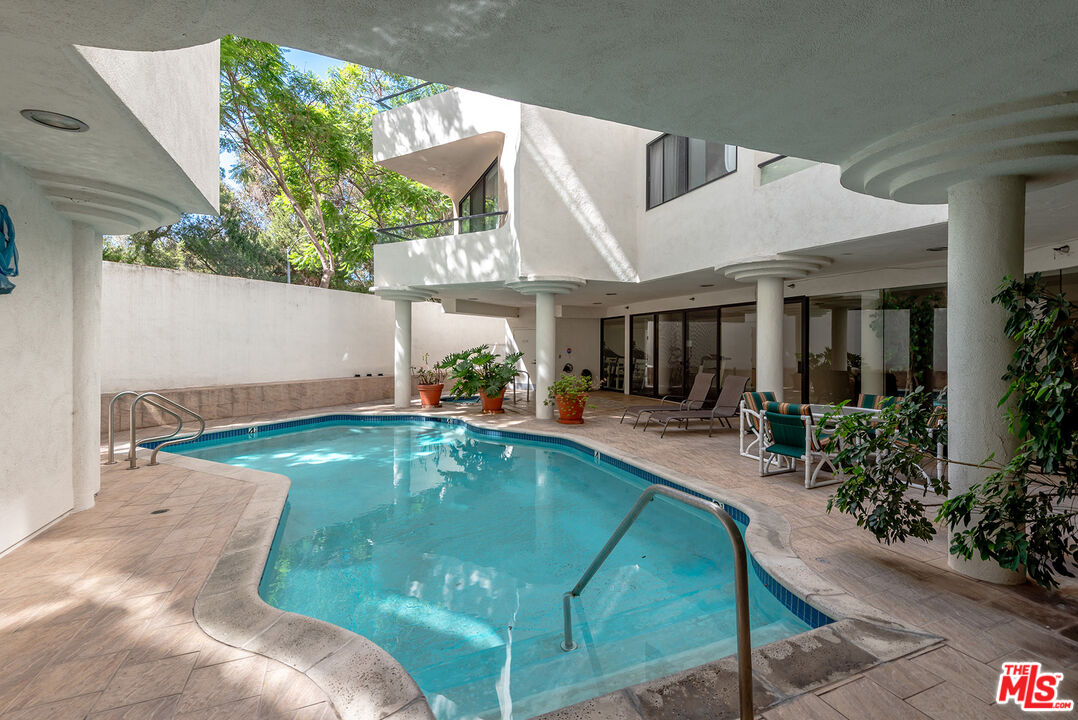 450 N Maple Dr Unit: 501