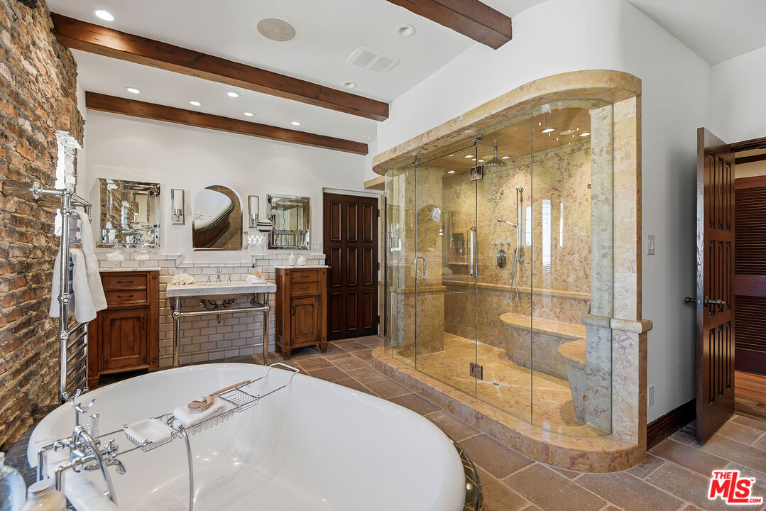 450 N Maple Dr Unit: 501