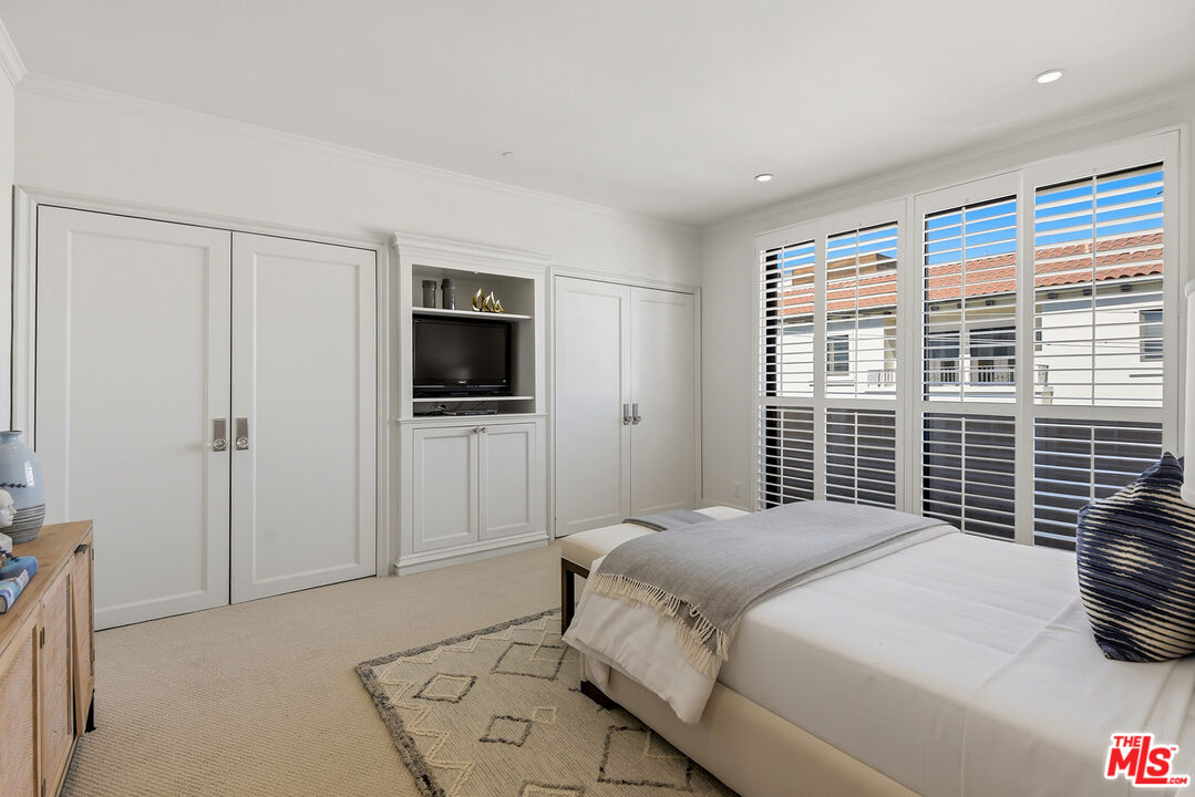 450 N Maple Dr Unit: 501