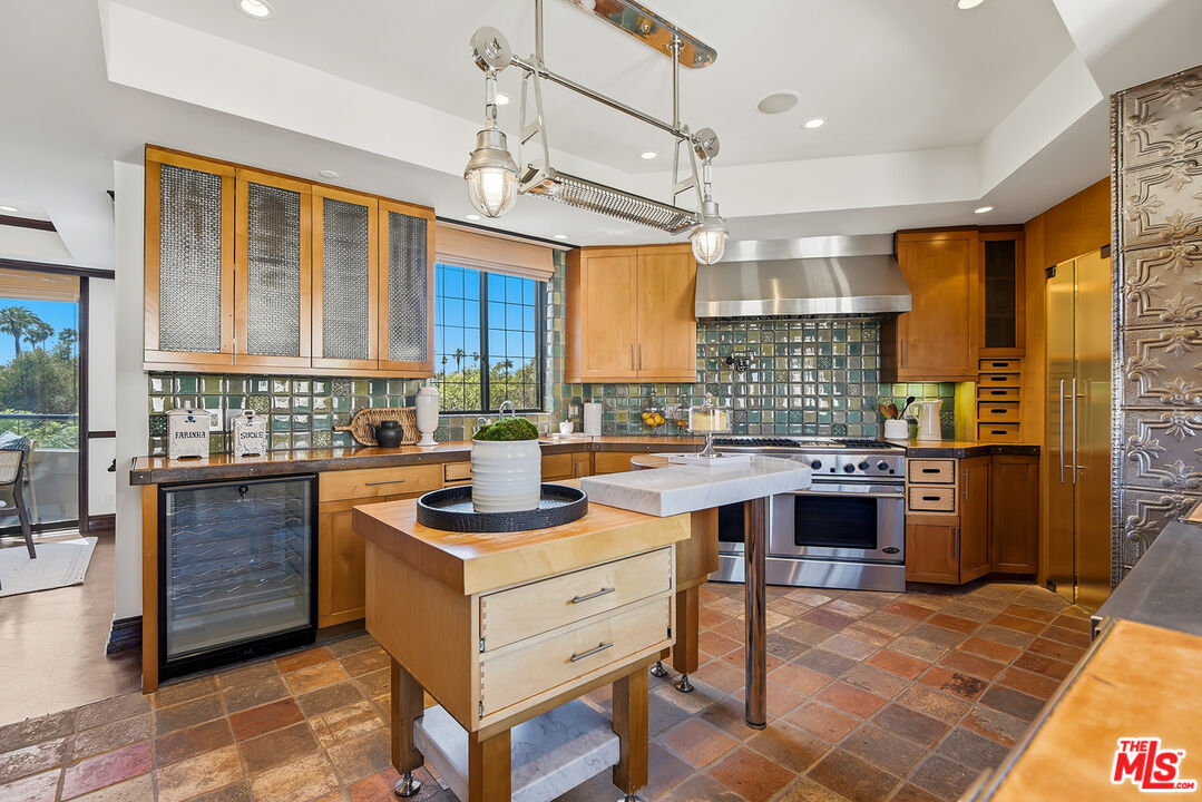 450 N Maple Dr Unit: 501