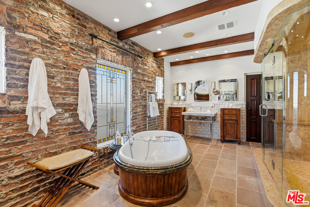 450 N Maple Dr Unit: 501