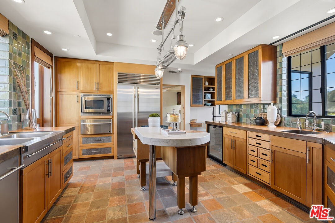 450 N Maple Dr Unit: 501