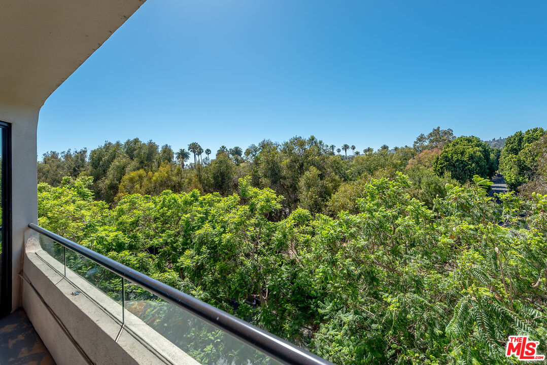 450 N Maple Dr Unit: 501