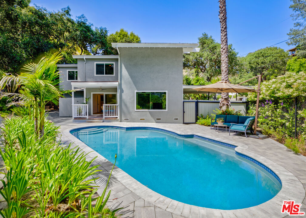3101 N Beachwood Dr