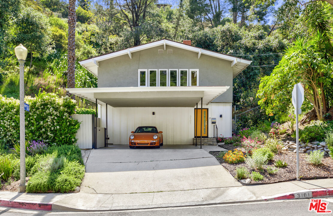 3101 N Beachwood Dr