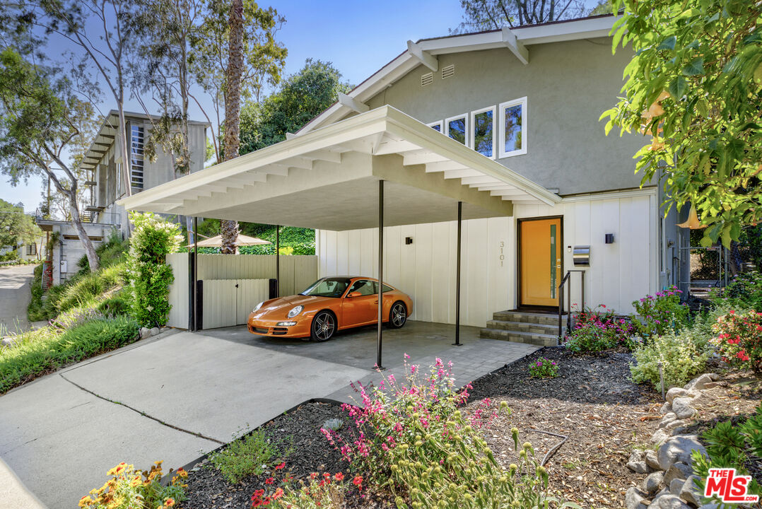 3101 N Beachwood Dr