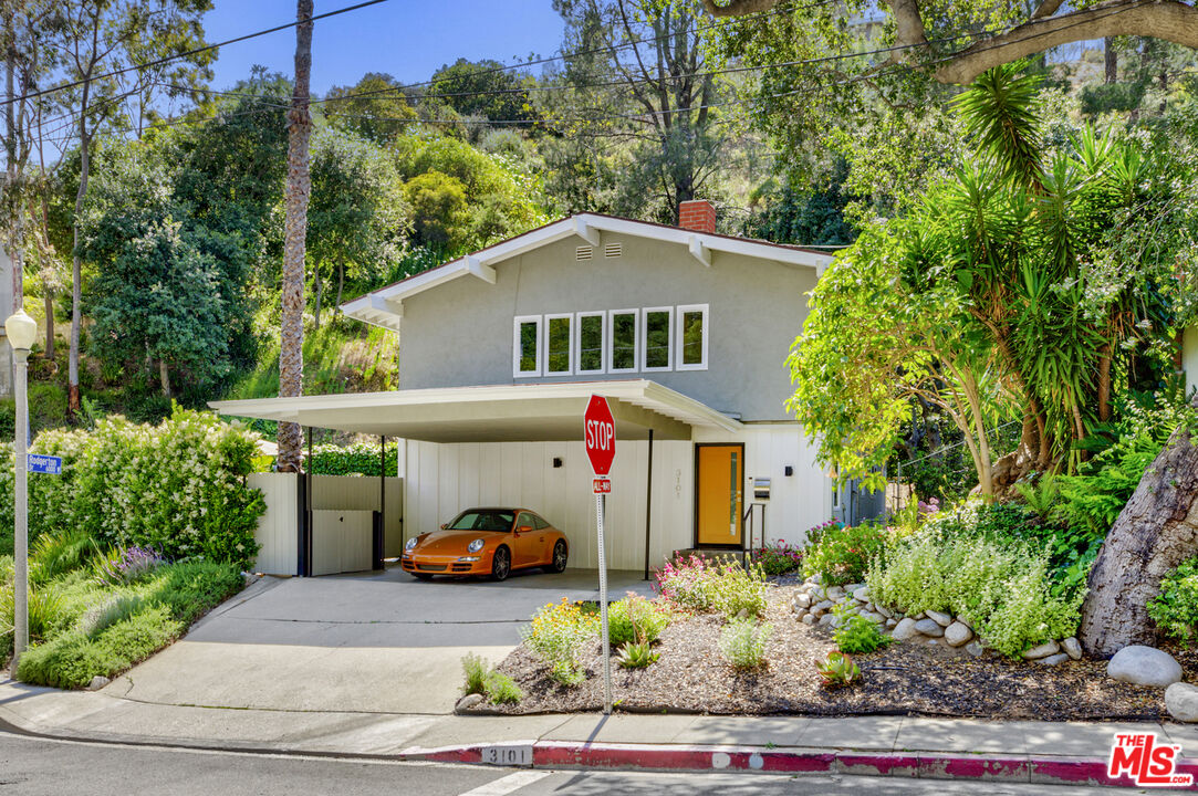 3101 N Beachwood Dr