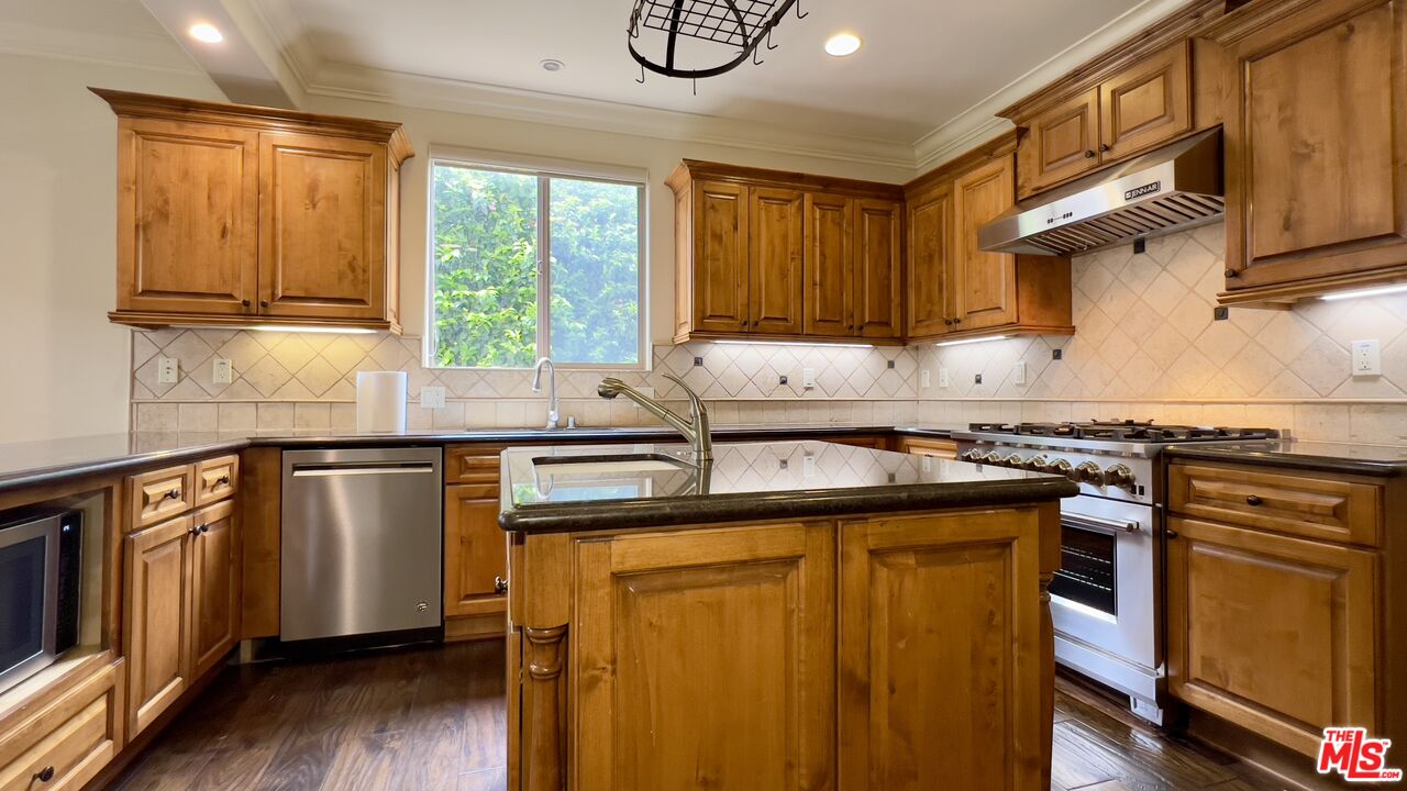 1011 Green Lane