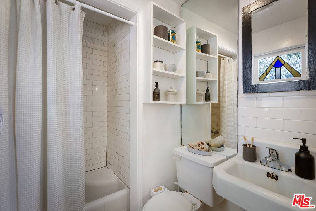1159 N FULLER AVE Unit: A