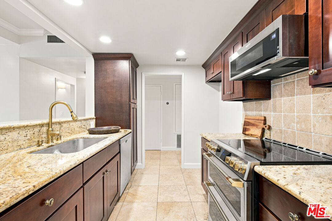 2332 Fox Hills Dr Unit: 103