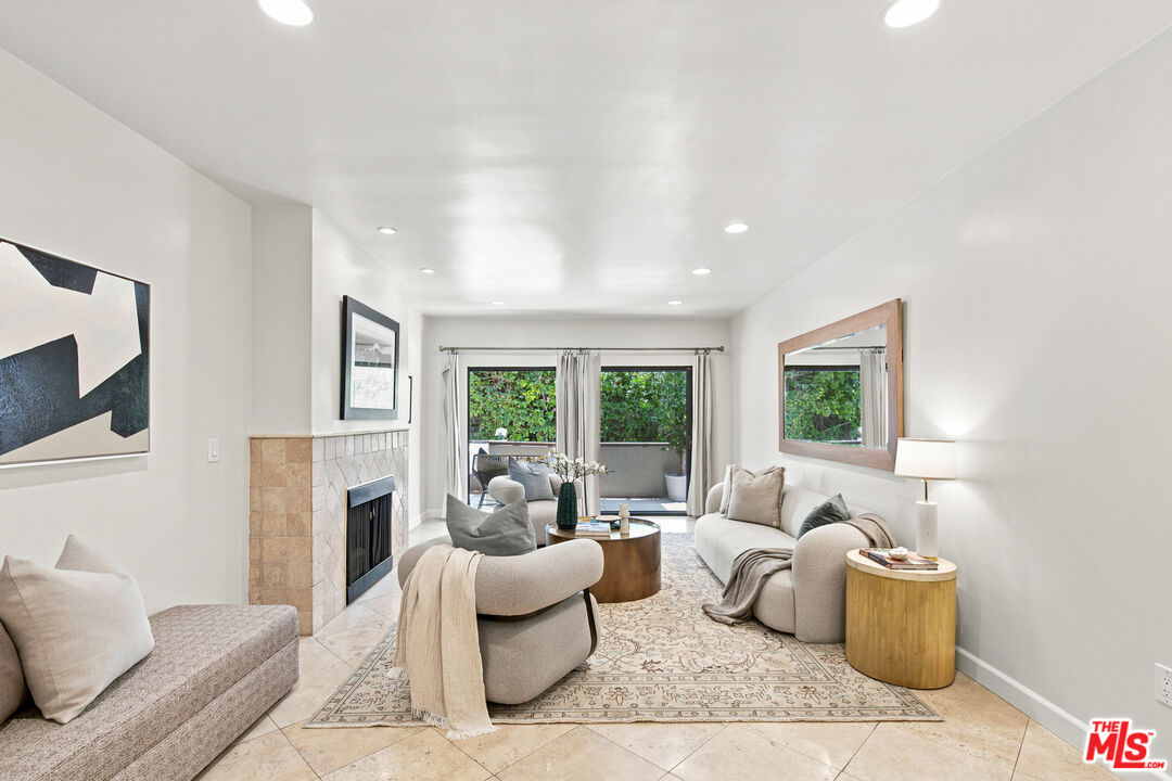 2332 Fox Hills Dr Unit: 103