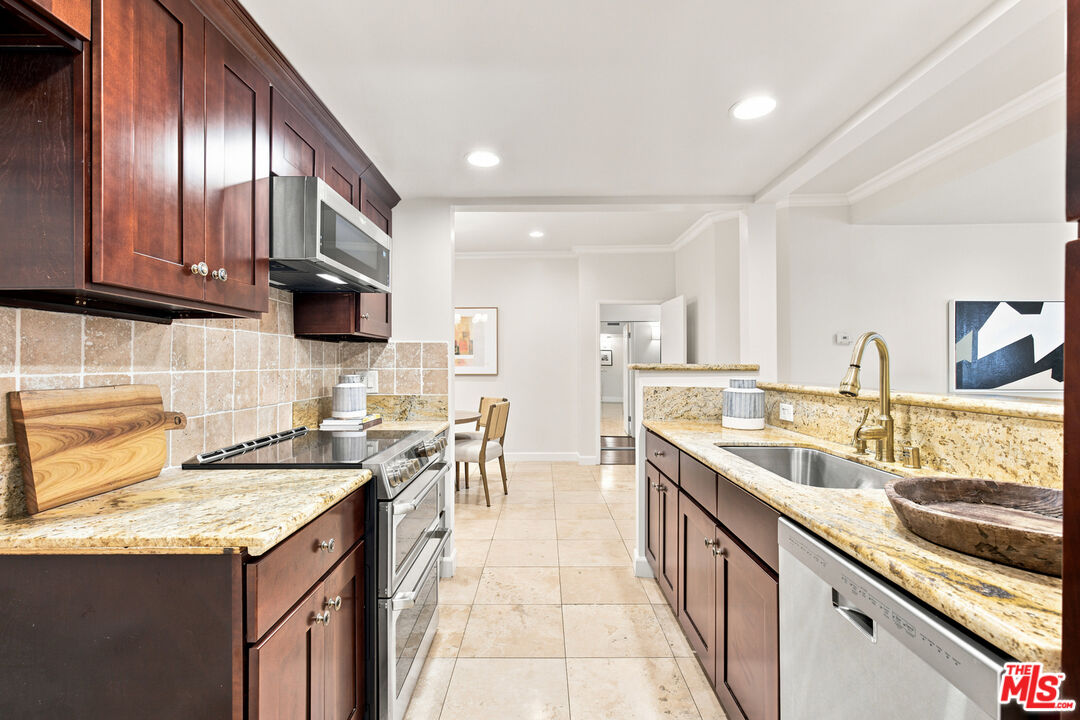 2332 Fox Hills Dr Unit: 103
