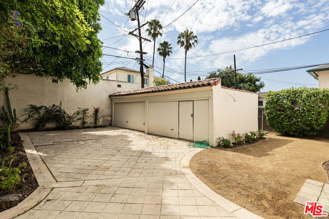 1054 S Stanley AVE