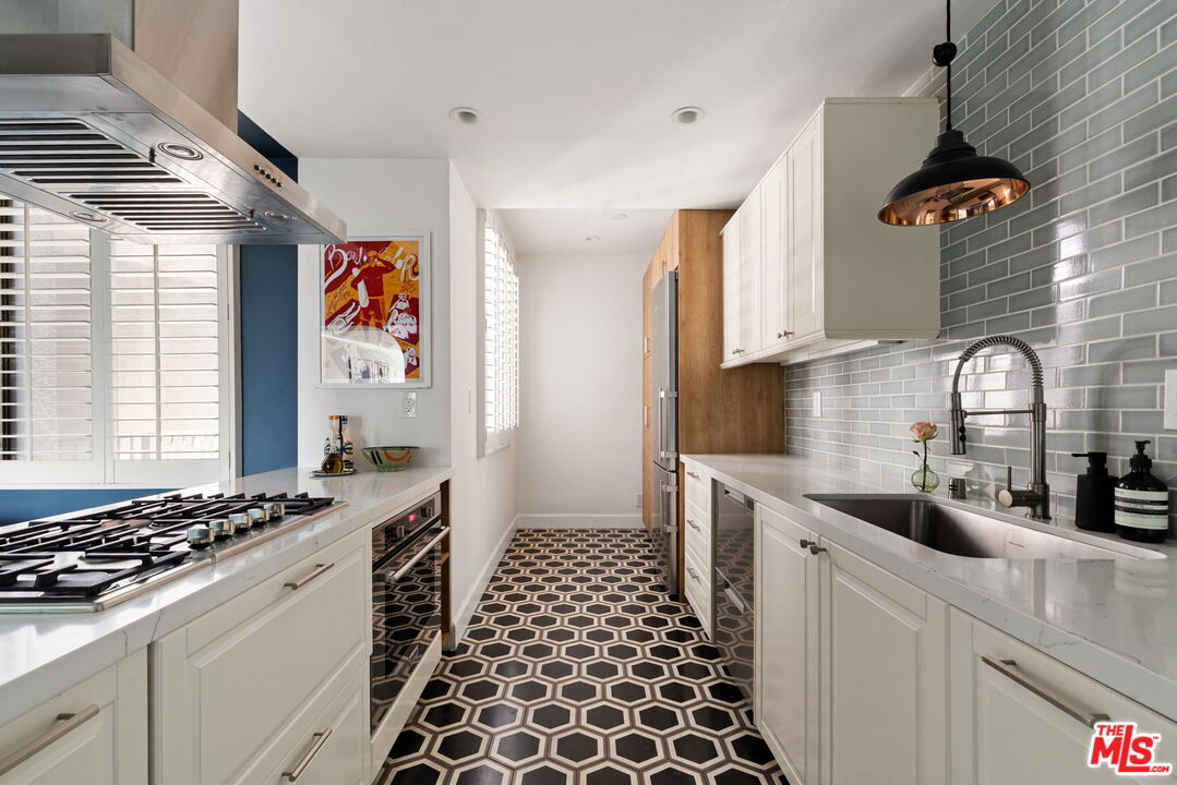 8455 Fountain Ave Unit: 301
