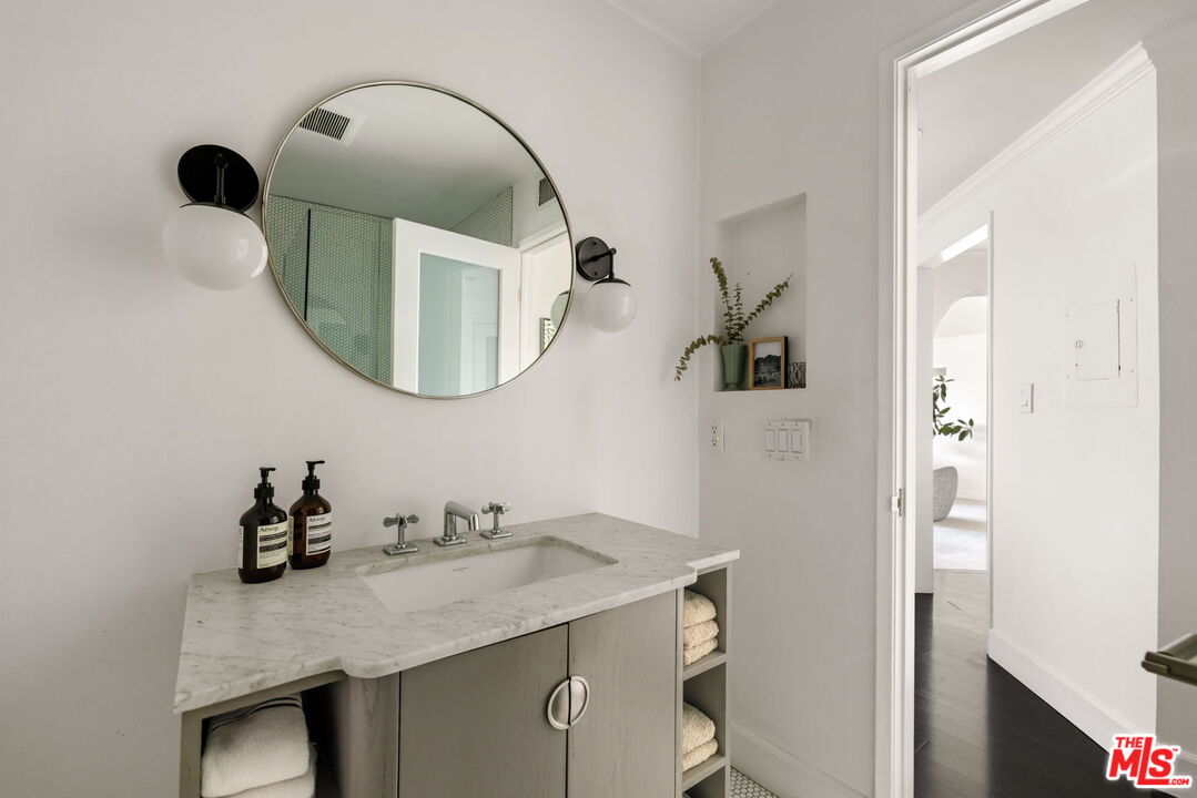 8455 Fountain Ave Unit: 301