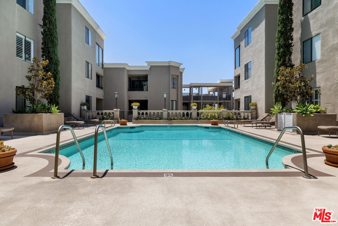8455 Fountain Ave Unit: 301