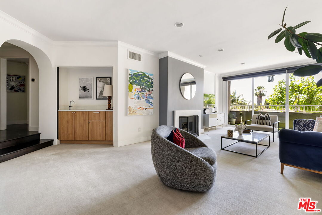 8455 Fountain Ave Unit: 301
