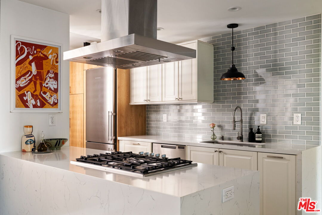 8455 Fountain Ave Unit: 301