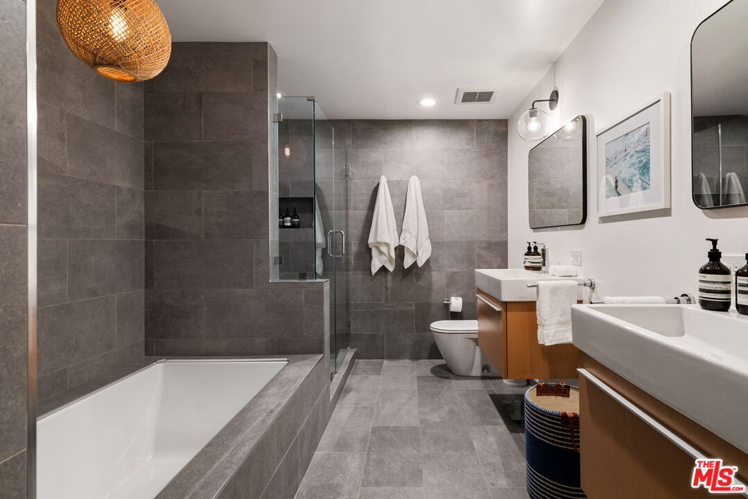 8455 Fountain Ave Unit: 301
