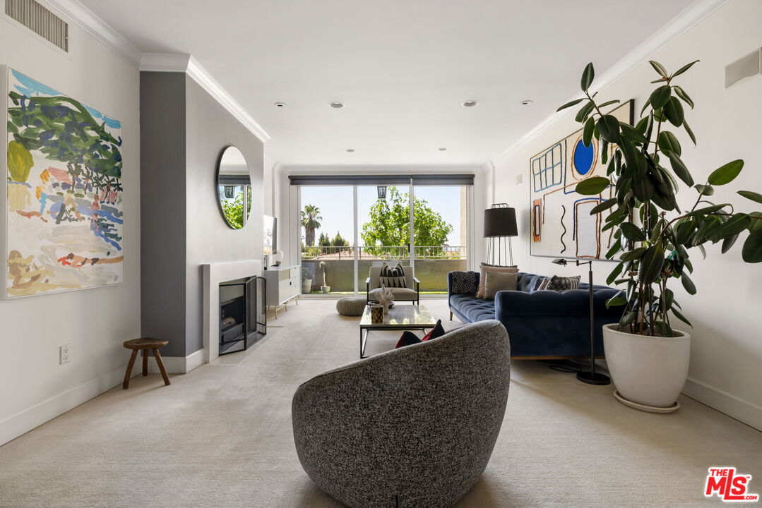 8455 Fountain Ave Unit: 301