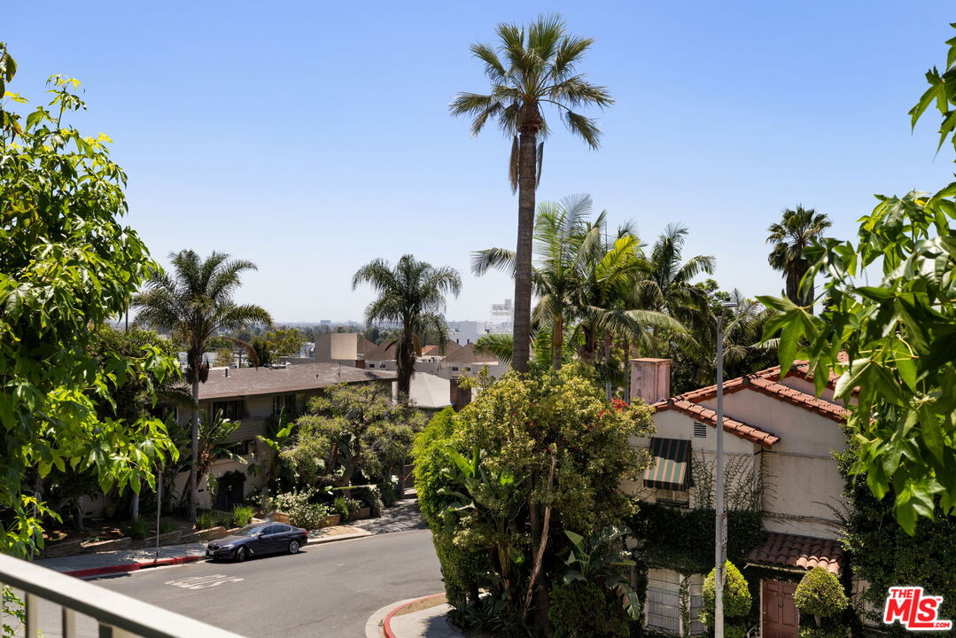 8455 Fountain Ave Unit: 301