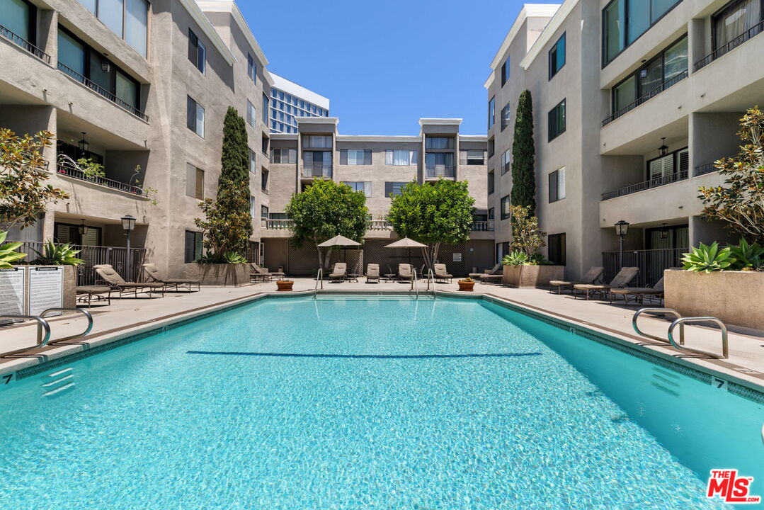 8455 Fountain Ave Unit: 301