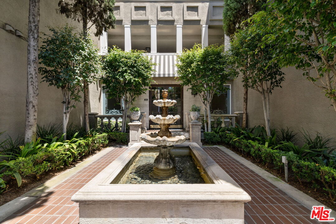 8455 Fountain Ave Unit: 301