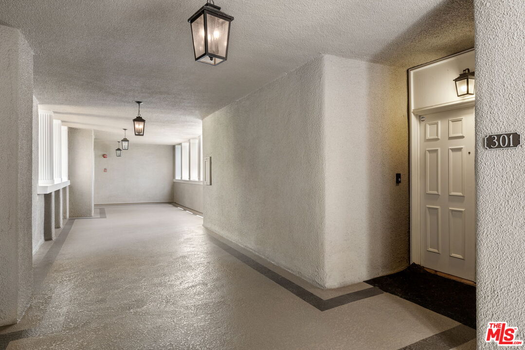 8455 Fountain Ave Unit: 301