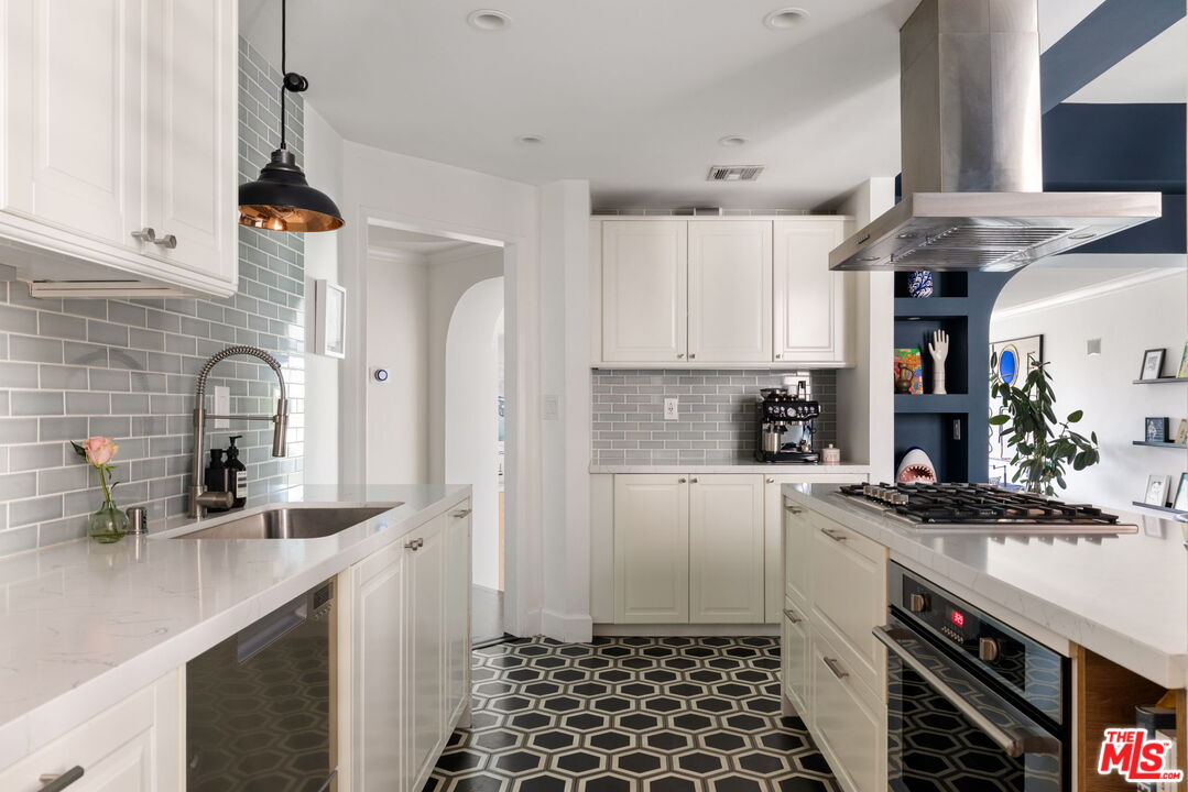 8455 Fountain Ave Unit: 301