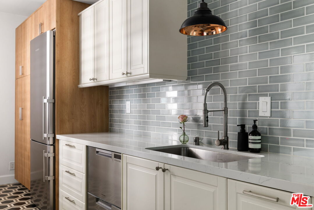 8455 Fountain Ave Unit: 301