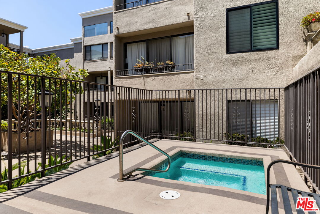 8455 Fountain Ave Unit: 301