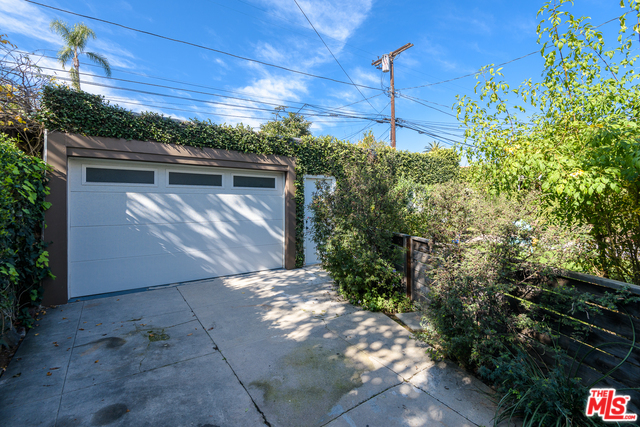 1179 S HAYWORTH AVE