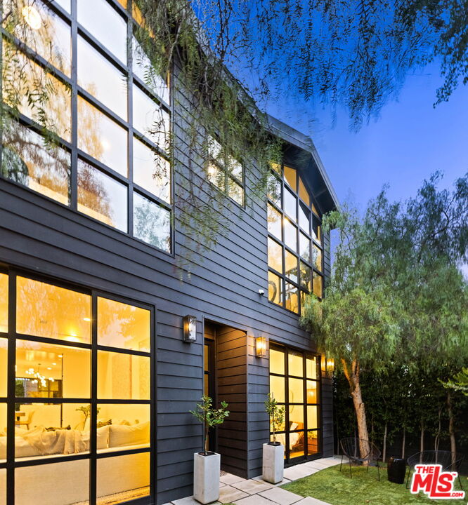 3024 Stanford Ave