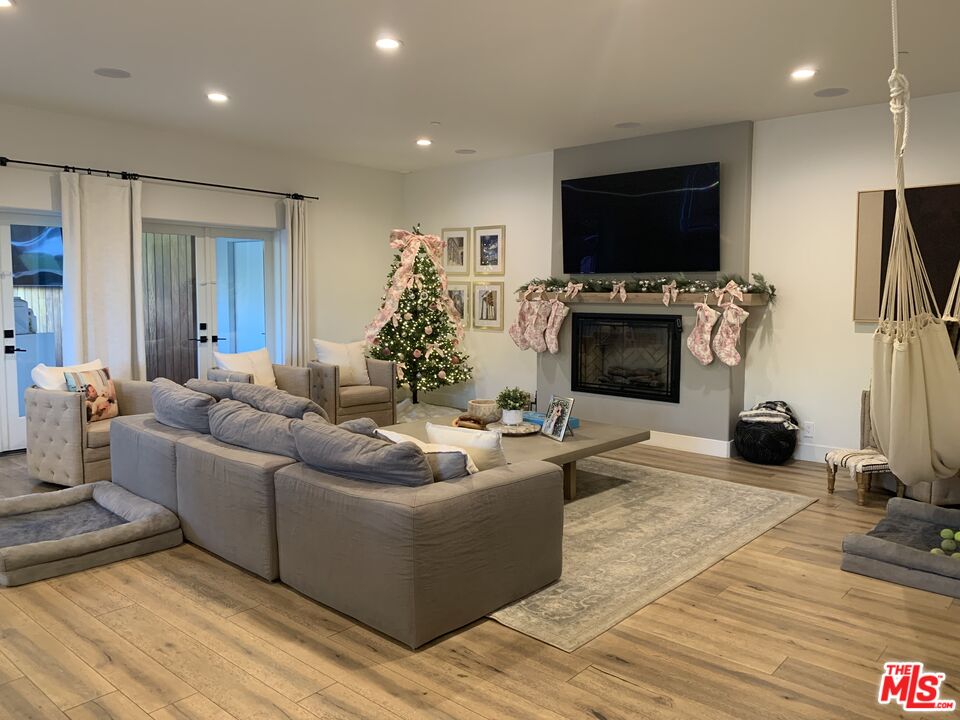 3373 Coldwater Canyon Ave