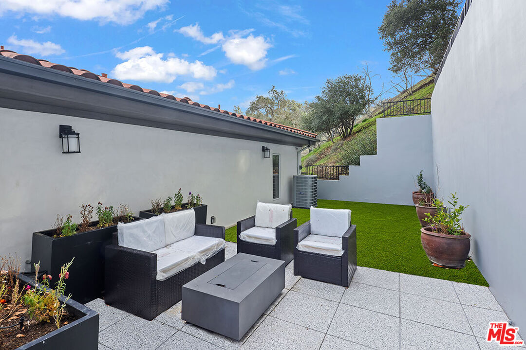 3373 Coldwater Canyon Ave