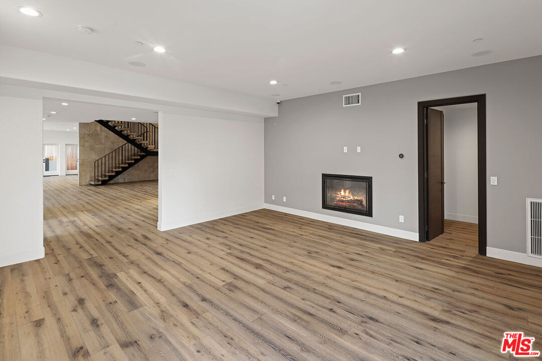 3373 Coldwater Canyon Ave