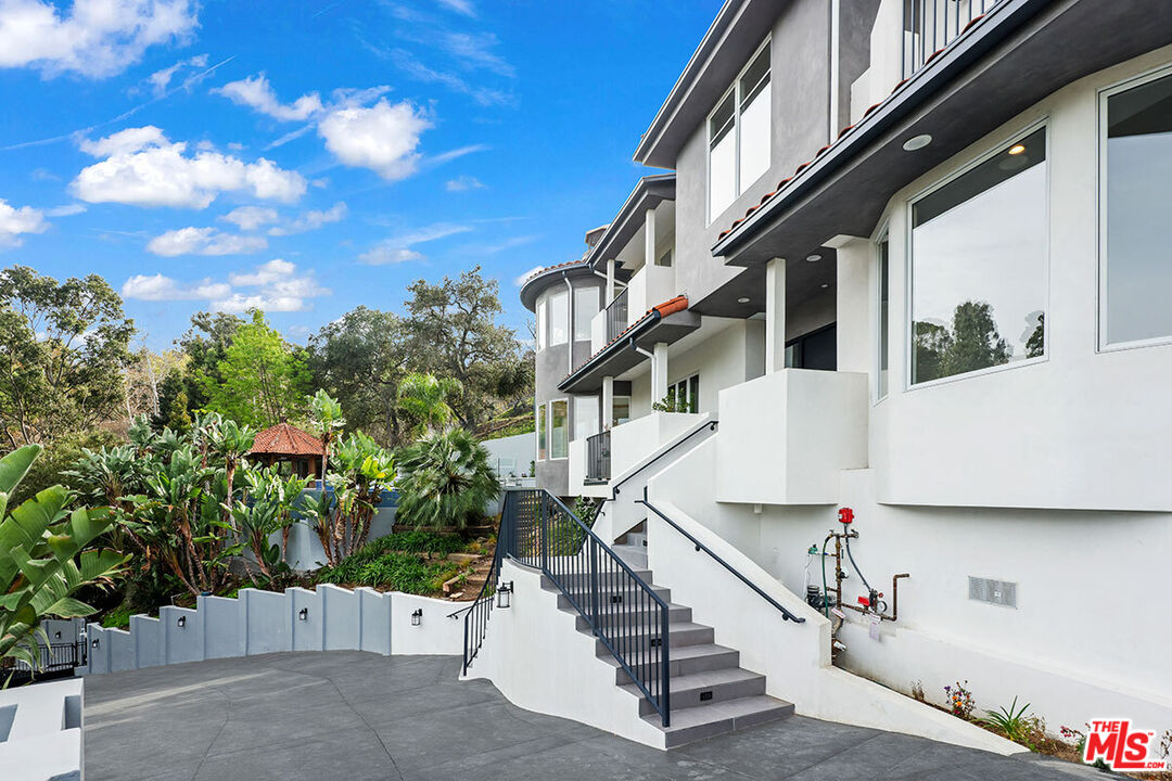 3373 Coldwater Canyon Ave