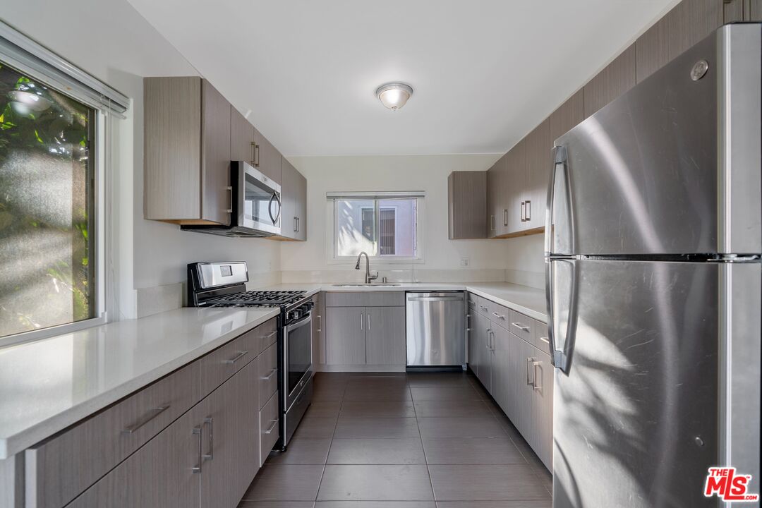 1301 S Saltair Ave Unit: 2