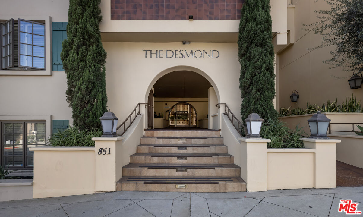 851 N San Vicente Blvd Unit: 102