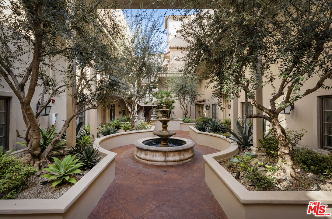 851 N San Vicente Blvd Unit: 102