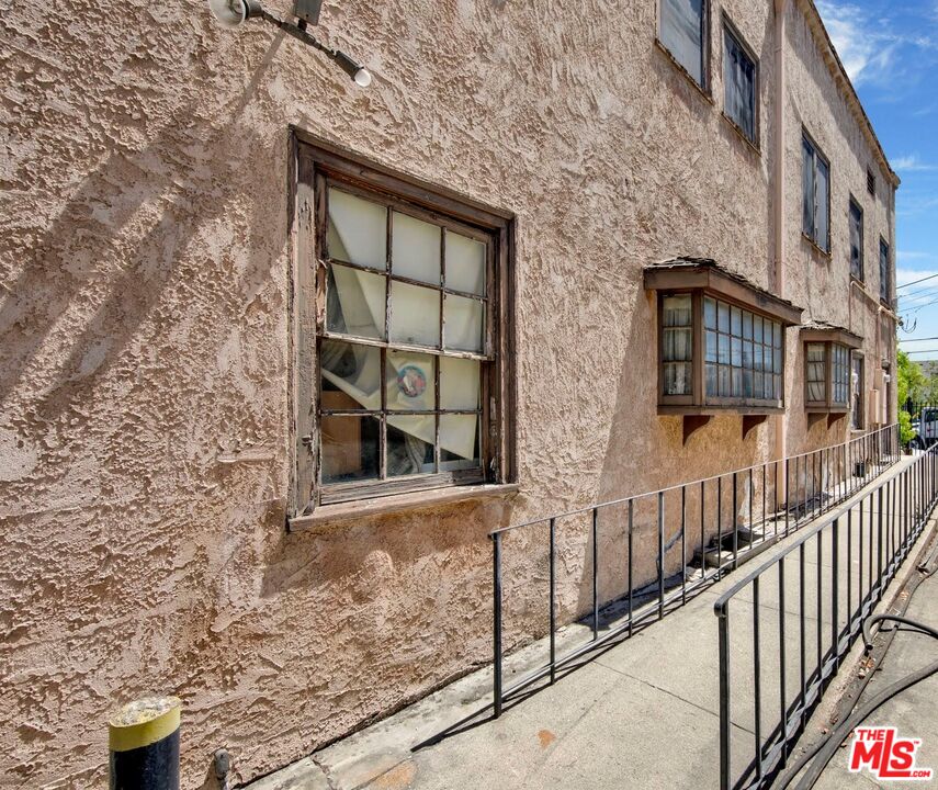4149 Melrose Ave