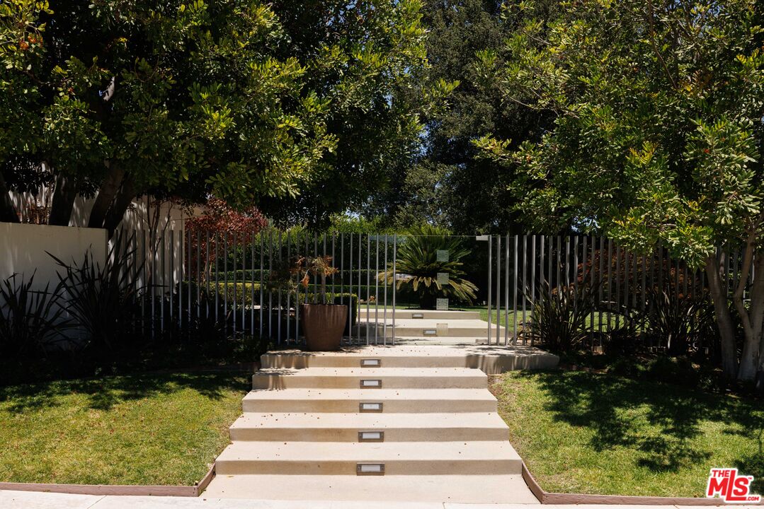 880 Canterbury Rd