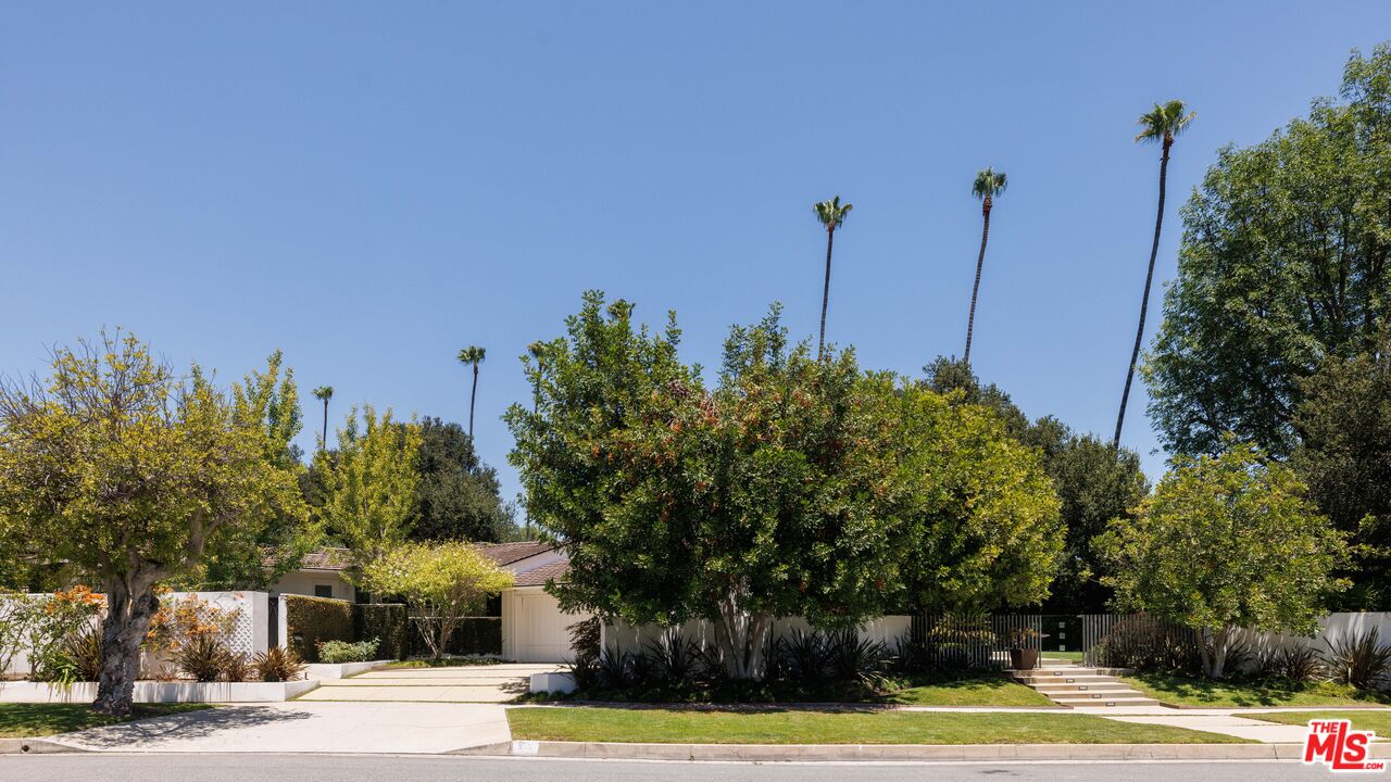880 Canterbury Rd