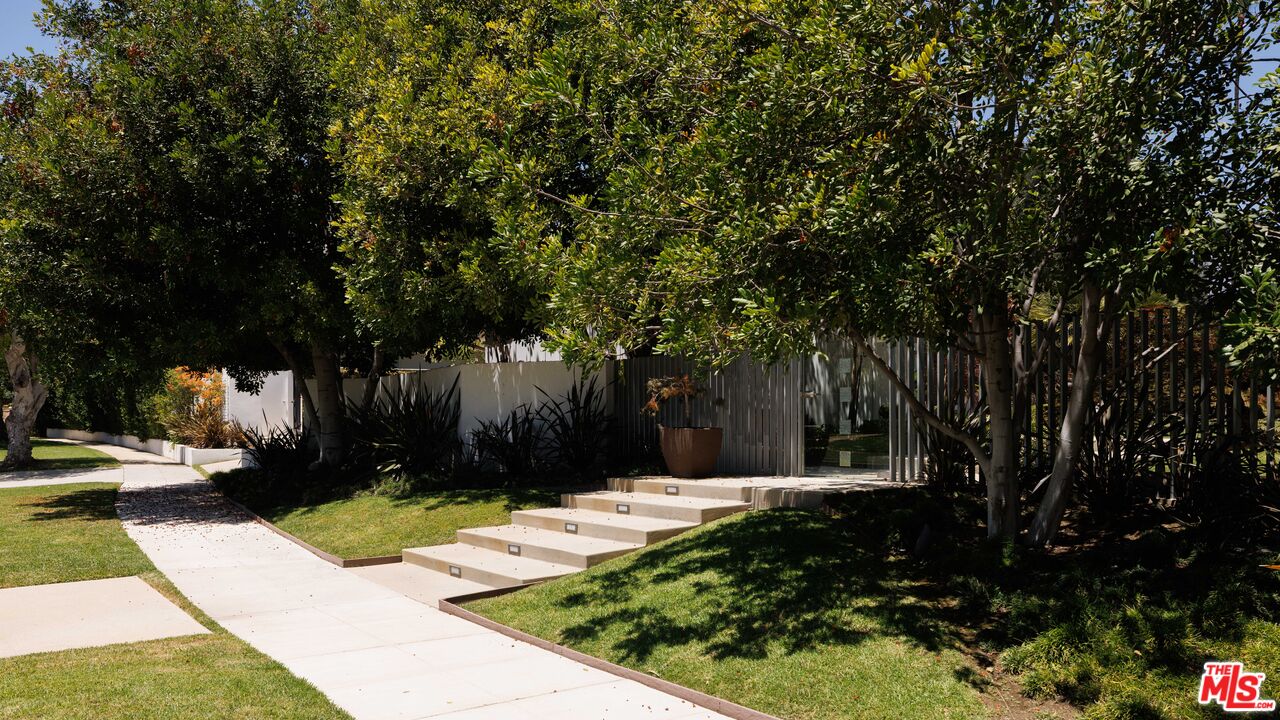 880 Canterbury Rd