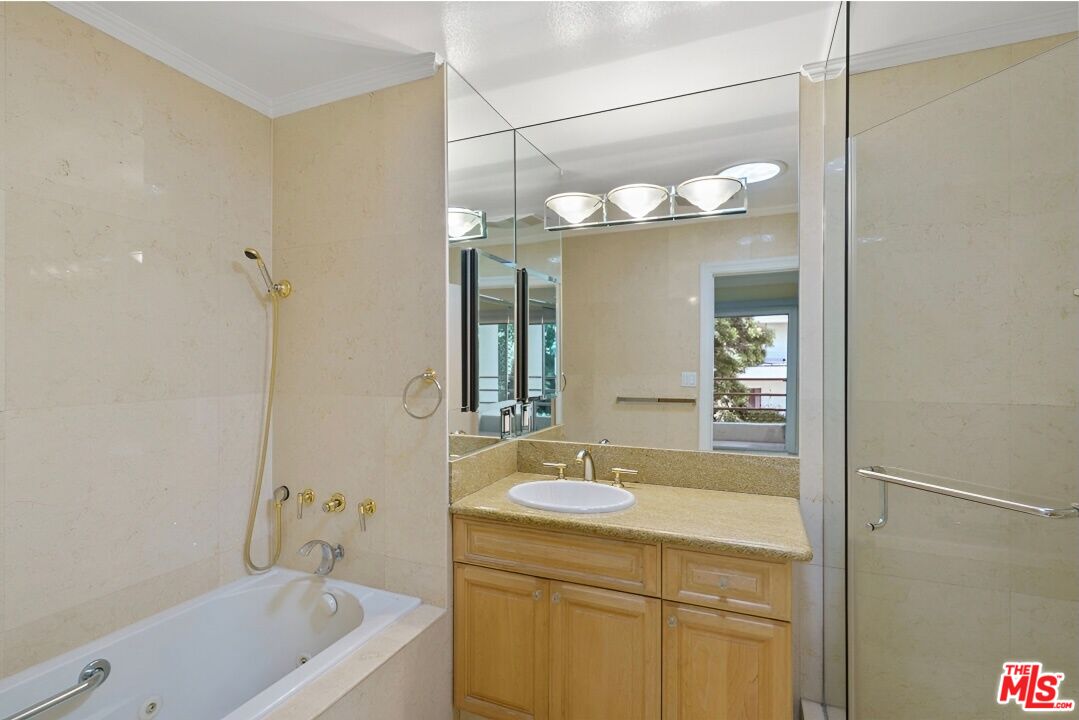 1131 Alta Loma Rd Unit: 602